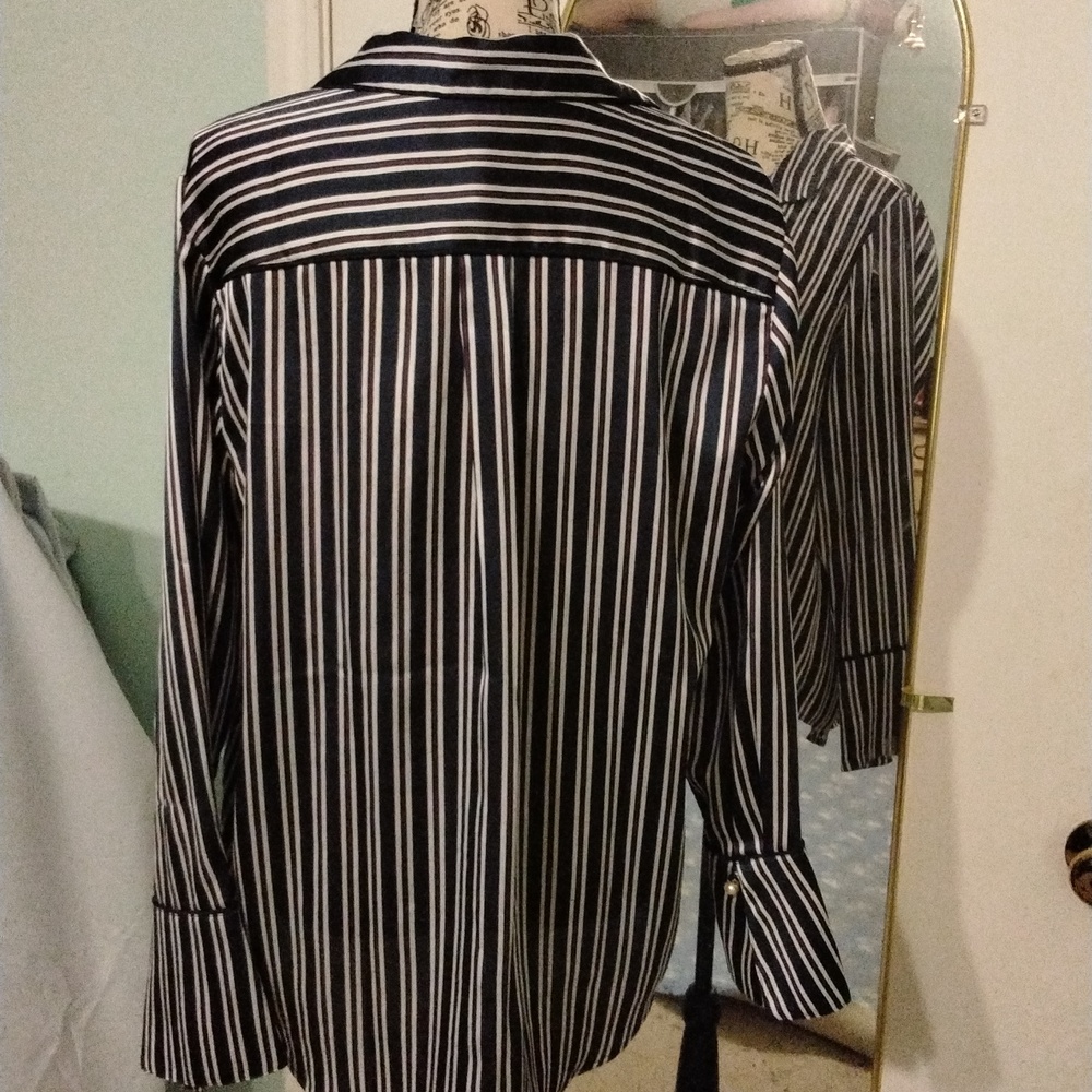 Women's NWOT Banana Republic Blue/white/maroon strip long sleeve Pajama top Med - Picture 3 of 4